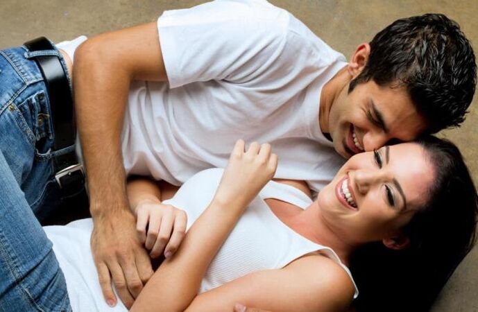Парень возбуждается от прикосновения к девушке